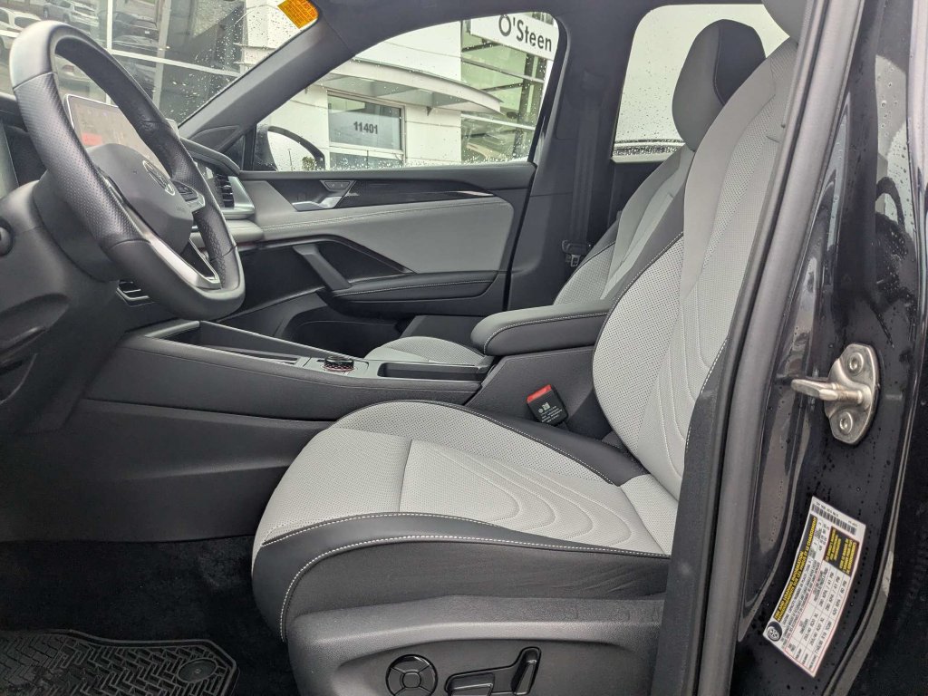 Certified 2026 Volkswagen Tiguan SE R-Line FWD image 2