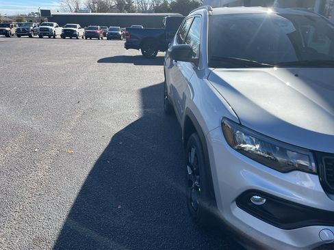 New 2026 Jeep Compass Latitude image 2