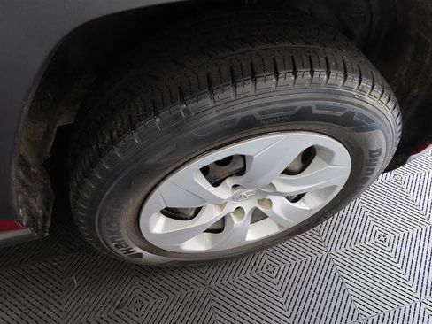 Used 2021 Toyota RAV4 LE FWD image 9