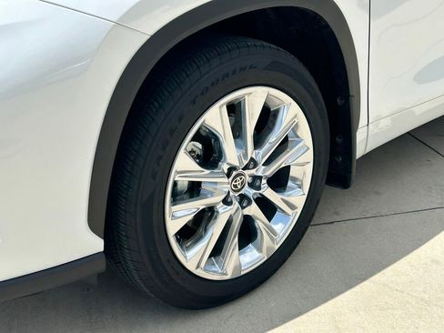 Used 2026 Toyota Highlander Limited AWD/4WD image 9