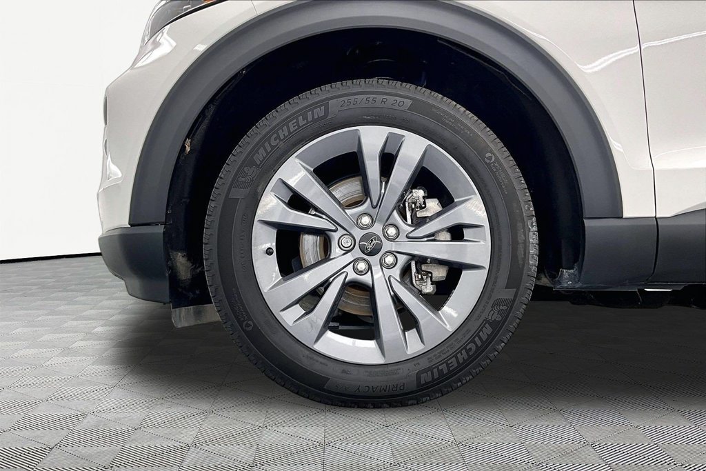 Certified 2024 Ford Explorer XLT w/ Equipment Group 202A AWD/4WD image 9
