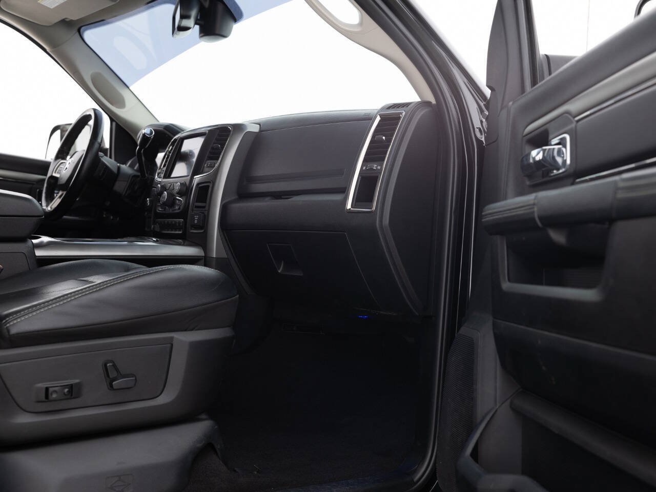 Used 2018 RAM 3500 Laramie w/ Sport Appearance Group AWD/4WD image 32
