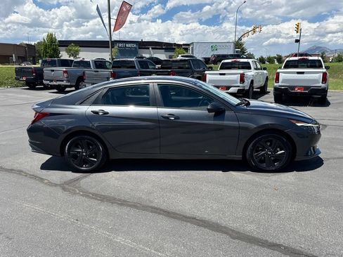 Used 2022 Hyundai Elantra SEL w/ Convenience Package FWD image 8