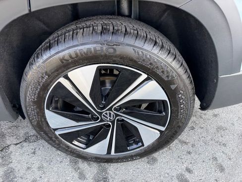 New 2026 Volkswagen Taos SE image 14