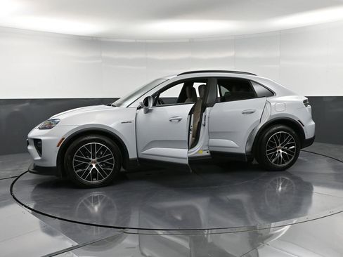 Certified 2025 Porsche Macan 4 Electric image 37