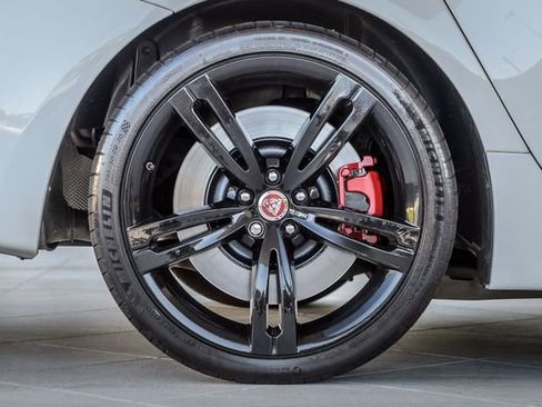 Used 2016 Jaguar XJ image 15