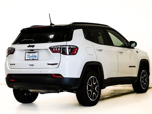Used 2025 Jeep Compass Trailhawk AWD/4WD image 6