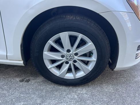 Used 2015 Volkswagen Golf S image 28