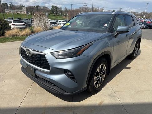 Used 2022 Toyota Highlander XLE AWD/4WD image 4