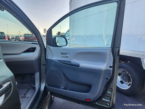 Used 2020 Toyota Sienna LE FWD image 50