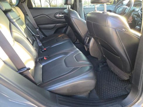 Used 2019 Jeep Cherokee Trailhawk image 12