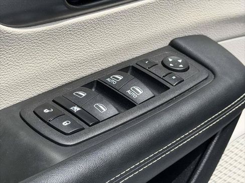 Used 2023 Chrysler Pacifica Touring-L FWD image 18