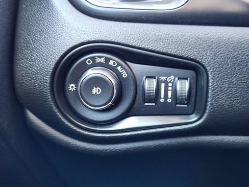 Used 2018 Jeep Renegade Limited w/ UConnect 8.4 Nav Group FWD image 17