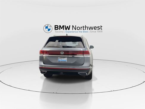 Used 2024 Volkswagen Atlas SEL AWD/4WD image 2