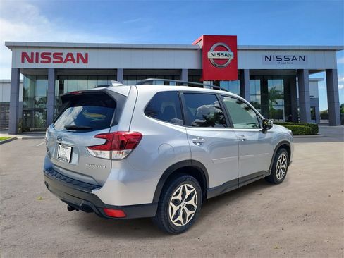 Used 2021 Subaru Forester Premium image 5
