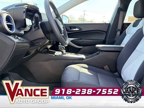 Used 2025 Chevrolet Trax LS w/ LS Convenience Package image 10