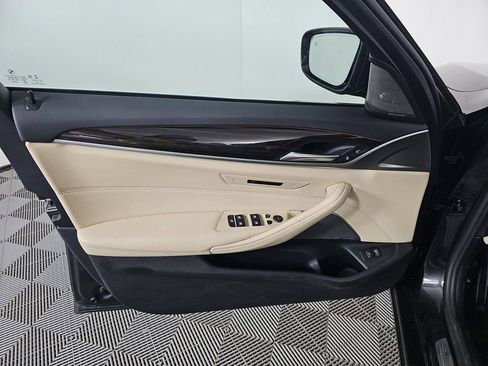 Used 2022 BMW 530i xDrive w/ Premium Package image 9