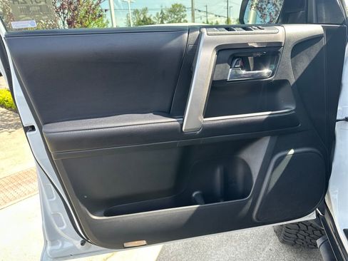 Used 2018 Toyota 4Runner SR5 AWD/4WD image 11