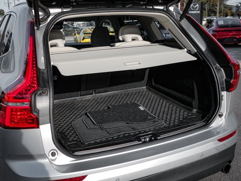 Used 2020 Volvo XC60 T6 Momentum image 32