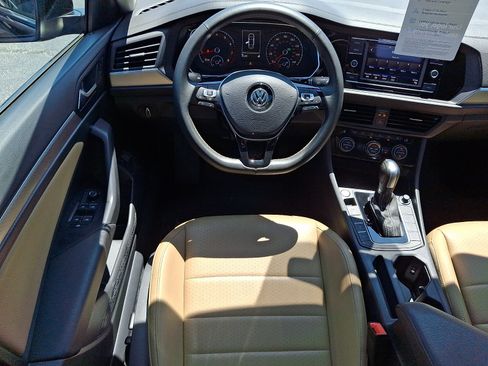 Certified 2021 Volkswagen Jetta SE w/ SE Cold Weather Package FWD image 11