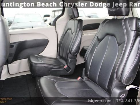 Used 2023 Chrysler Pacifica Touring-L image 30