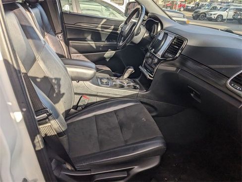 Certified 2022 Jeep Grand Cherokee Laredo X image 27