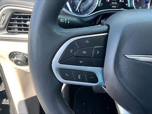 Used 2023 Chrysler Pacifica Touring-L FWD image 11