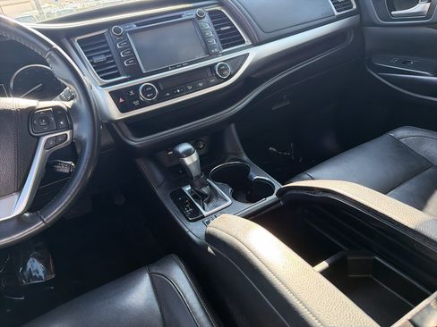 Used 2018 Toyota Highlander XLE FWD image 10