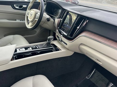 Used 2021 Volvo XC60 T6 Momentum w/ Premium Package AWD/4WD image 18