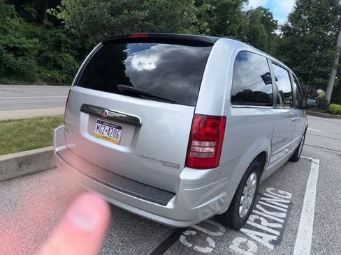 Used 2010 Chrysler Town & Country LX w/ PWR Convenience Group FWD image 12