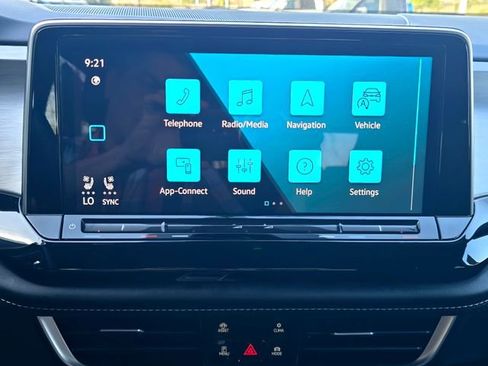 Used 2025 Volkswagen Atlas Cross Sport SE image 11