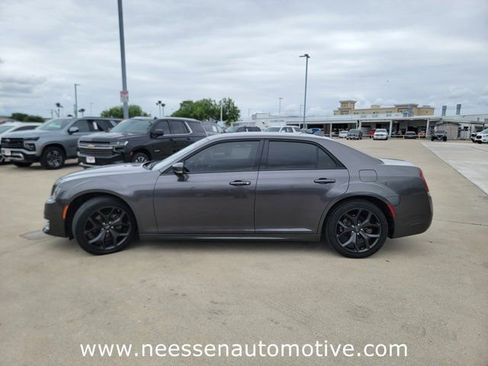 Used 2022 Chrysler 300 Touring L RWD image 4