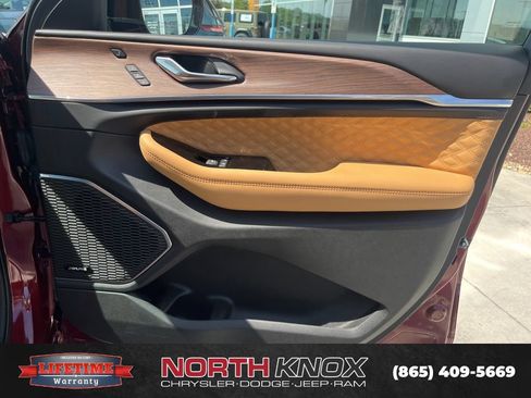 Used 2025 Jeep Grand Cherokee L Summit w/ Advanced Protech Group IV AWD/4WD image 31