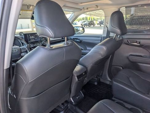Used 2020 Toyota Highlander XLE FWD image 26