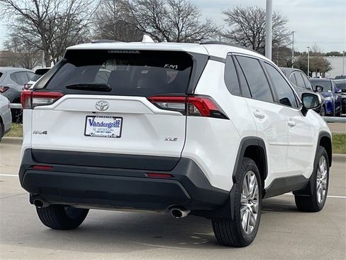 Used 2020 Toyota RAV4 XLE Premium image 4