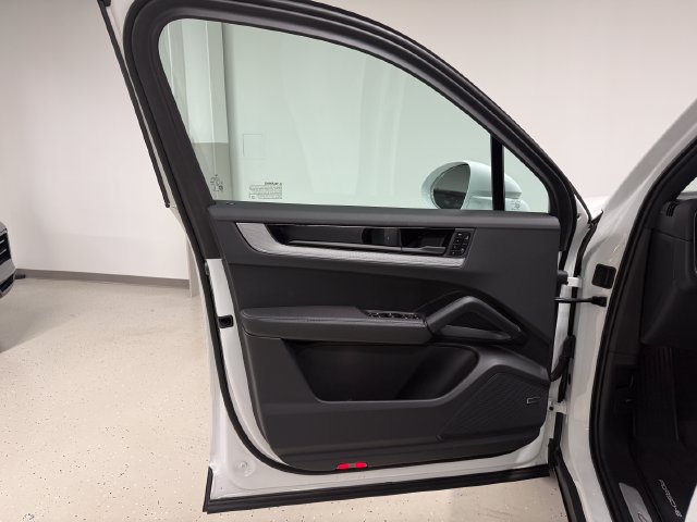 Certified 2026 Porsche Cayenne AWD/4WD image 32