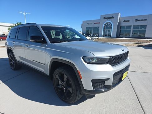 Used 2024 Jeep Grand Cherokee L Altitude AWD/4WD image 3
