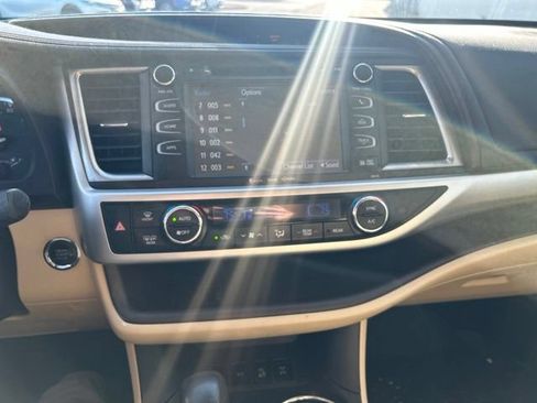 Used 2017 Toyota Highlander XLE w/ Protection Package #3 AWD/4WD image 23