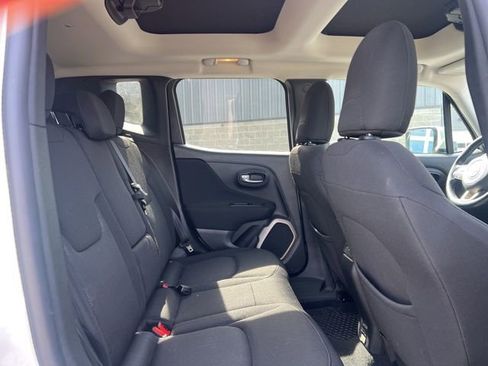 Used 2017 Jeep Renegade Latitude image 9