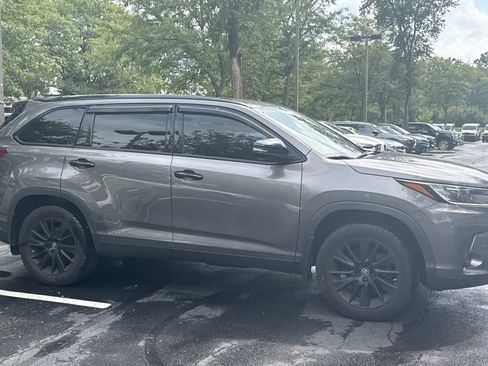 Used 2019 Toyota Highlander SE w/ Nightshade Edition AWD/4WD image 4