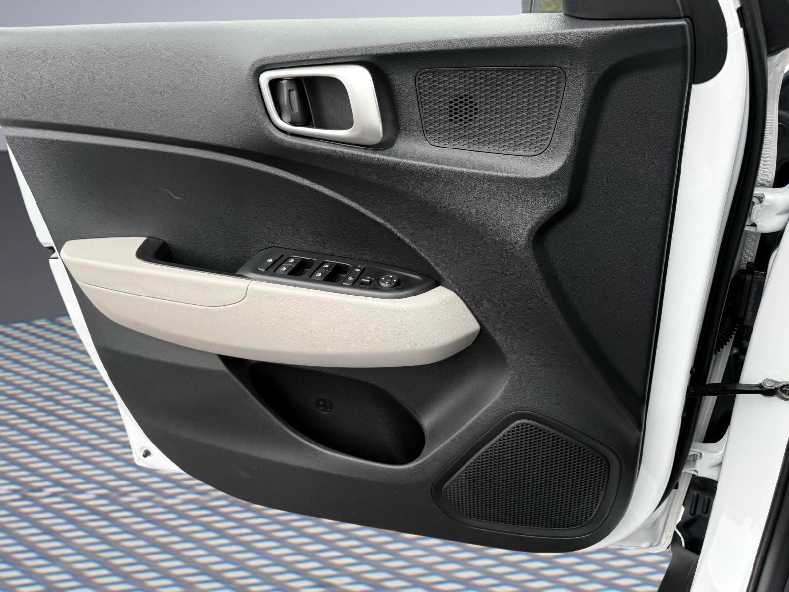 Used 2025 Hyundai Venue SEL FWD image 19