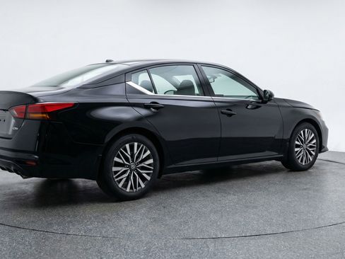 Used 2025 Nissan Altima 2.5 SV FWD image 9