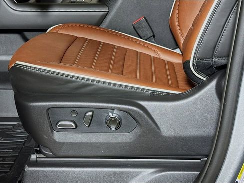 New 2026 GMC Sierra 2500 Denali Ultimate w/ LPO, Black Badging Package image 17