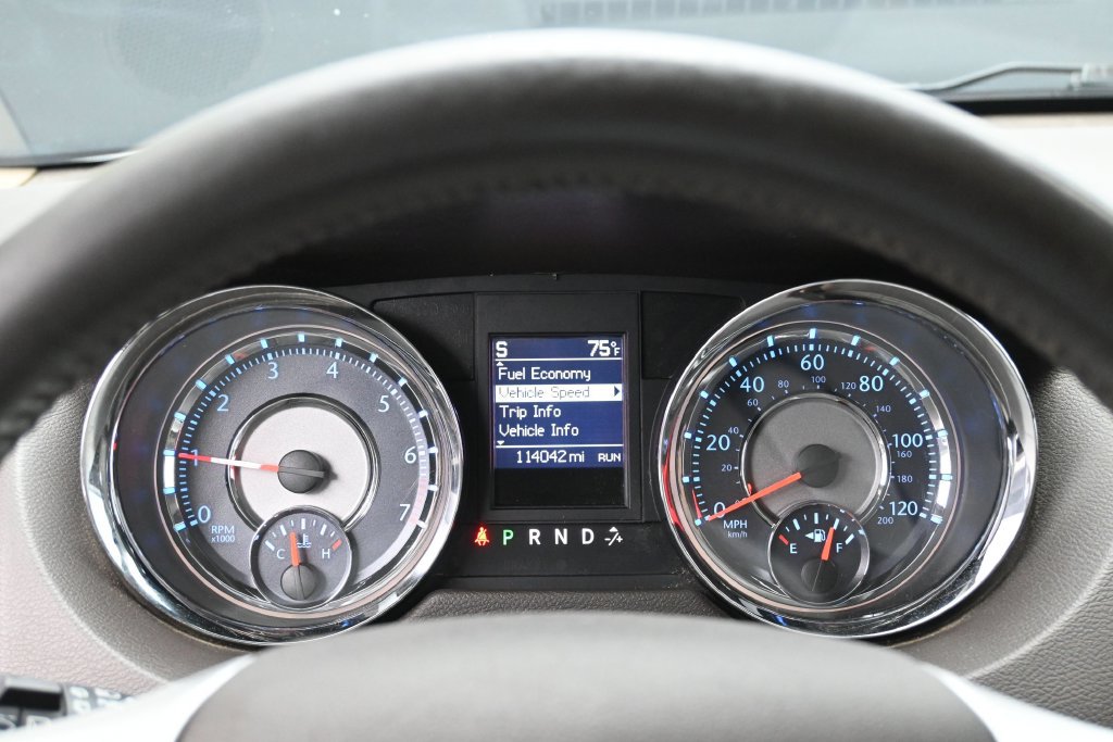 Used 2016 Chrysler Town & Country Touring FWD image 11