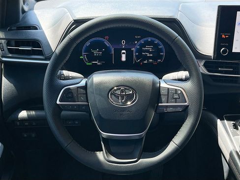 Used 2025 Toyota Sienna Limited FWD image 11