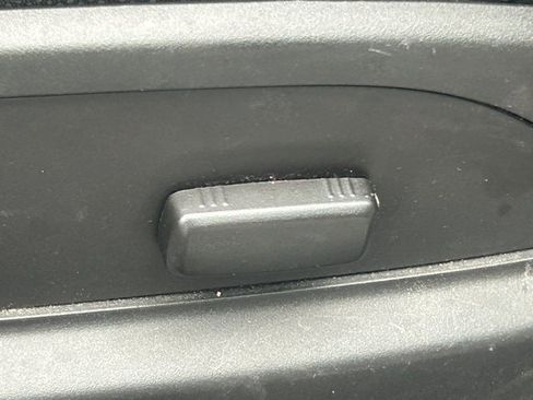 Used 2012 GMC Acadia SLE image 32