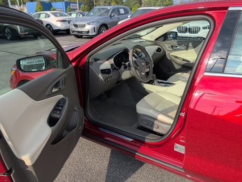 Used 2019 Chevrolet Malibu Premier w/ Sun and Wheel Package FWD image 6
