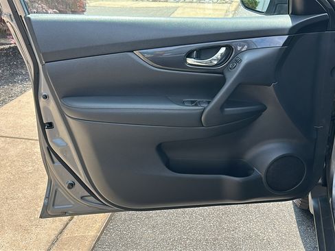 Used 2018 Nissan Rogue S AWD/4WD image 13
