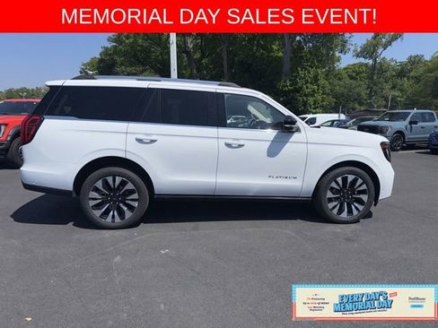Used 2025 Ford Expedition Platinum w/ Driver's Package AWD/4WD image 9