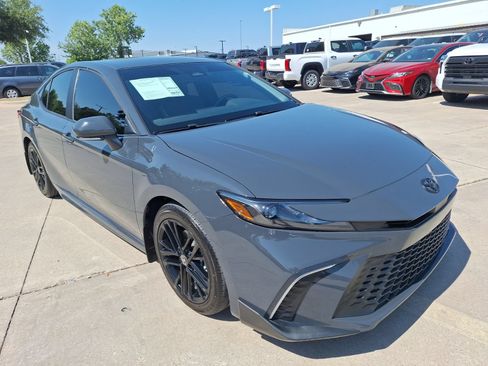 Used 2025 Toyota Camry SE FWD image 8
